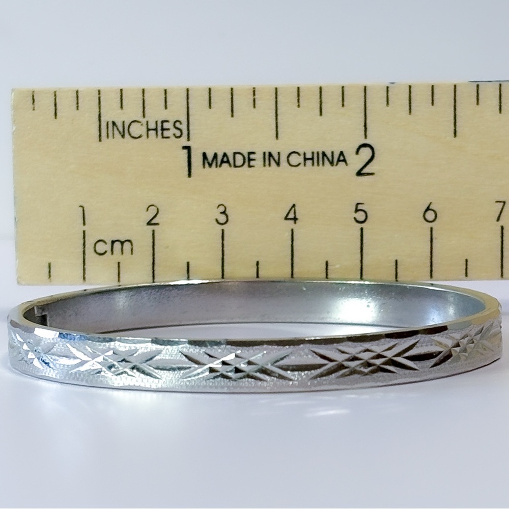 Vintage Silver Tone Diamond Cut Hinged Bangle - 6.75" -JT0335 - Picture 4 of 14